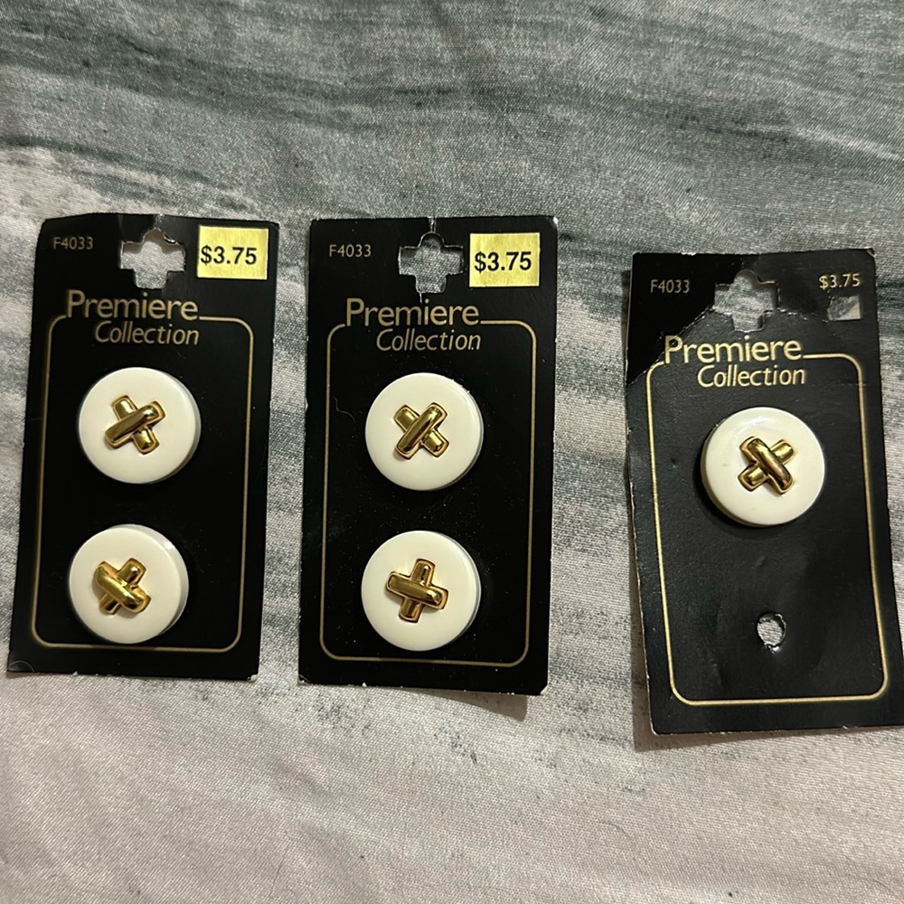 🌟🌟 Vintage Premiere Collection Buttons white with gold X Italian 🌟🌟